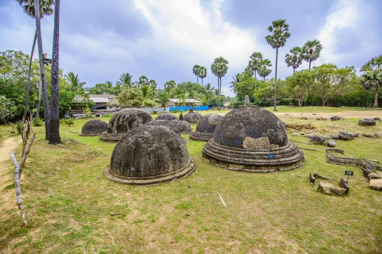 Thambu Illam Hotel Jaffna Bagian luar foto